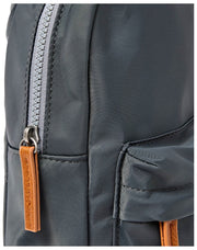 Grand sac à bandoulière en nylon recyclé Roka Willesden - Gris Beluga