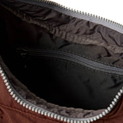 Petit sac à main Roka Belsize en Taslon recyclé - Marron chocolat