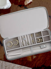 Boîte à bijoux de voyage zippée avec collier élégant Stackers - Gris galet