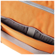 Sac de sport Roka Gatwick de taille moyenne en toile recyclée - Orange atomique
