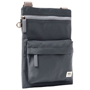 Sac à bandoulière Roka Chelsea B Medium en nylon recyclé - Gris Beluga