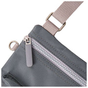 Sac à bandoulière Roka Chelsea B Medium en nylon recyclé - Gris Beluga