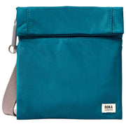 Petit sac à bandoulière en nylon recyclé Roka Stratford - Bleu mer du Nord