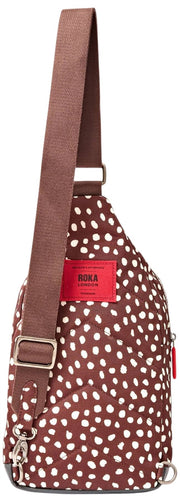 Roka Willesden Grand sac à bandoulière en toile recyclée - Marron à pois