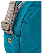 Petit sac à bandoulière en nylon recyclé Roka Paddington - Bleu mer du Nord