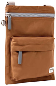 Sac à bandoulière Roka Chelsea B Medium en nylon recyclé - Marron Biscuit