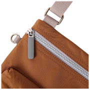 Sac à bandoulière Roka Chelsea B Medium en nylon recyclé - Marron Biscuit