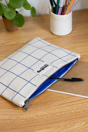Pochette zippée Hindbag Ema Medium - Blanc cassé/Carreaux bleus