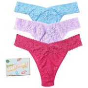 Hanky Panky Signature Lace Original Rise Matchbox Lot de 3 strings – Bleu partiellement nuageux/lavande fraîche/corail