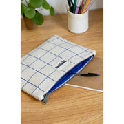 Pochette zippée Hindbag Ema Medium - Blanc cassé/Carreaux bleus