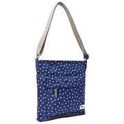 Sac à bandoulière Roka Kennington B Medium en toile recyclée - Bleu marine à pois