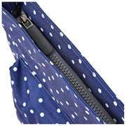 Sac à bandoulière Roka Kennington B Medium en toile recyclée - Bleu marine à pois