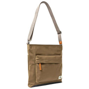 Sac à bandoulière Roka Kennington B Medium en nylon recyclé - Marron armée
