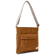 Sac à bandoulière Roka Kennington B Medium en nylon recyclé - Marron biscuit