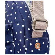 Sac bandoulière en toile recyclée Roka Paddington B - Bleu marine à pois