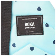 Roka Willesden B Grand sac à bandoulière en toile recyclée - Bleu/Cœurs bleus